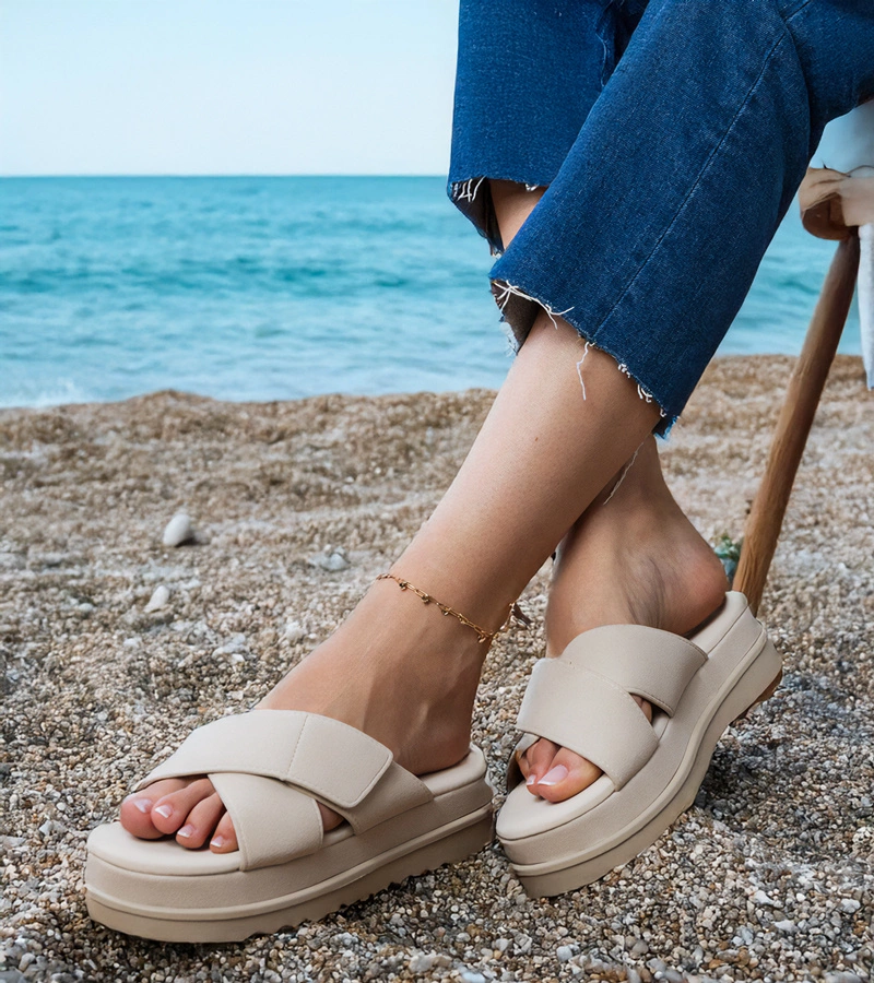 Beżowe klapki z paskami na platformie Juko