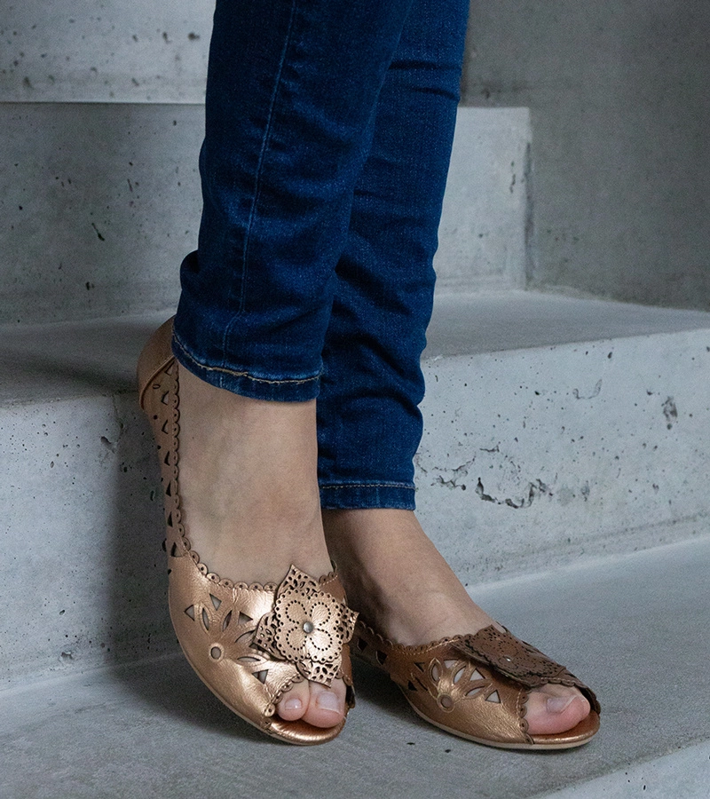 Złote ażurowe balerinki z odkrytym noskiem Lore