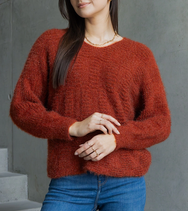 Czerwony sweterek z dekoltem Neveri