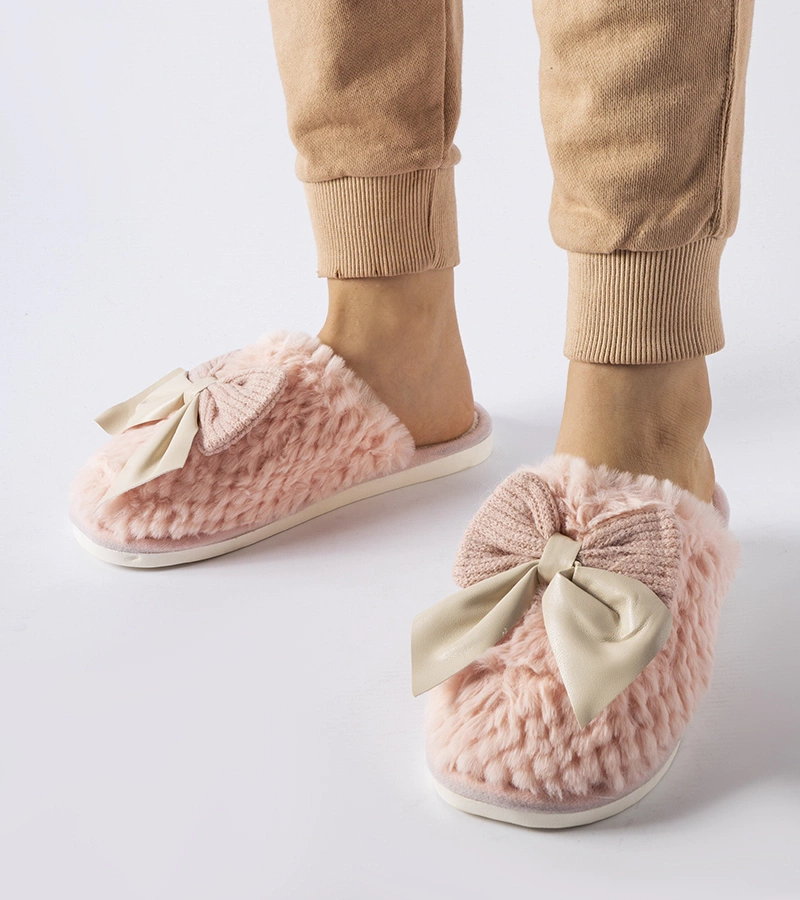 Różowe kapcie z eleganckimi kokardami Macaria