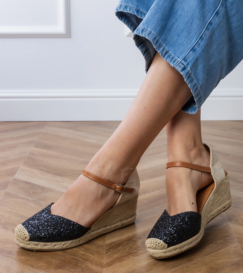 Czarne sandały brokatowe na koturnie Saluni