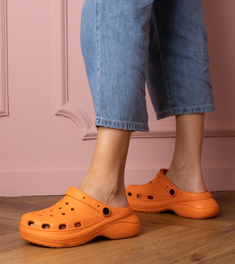 Pomarańczowe zabudowane klapki na platformie Kameris