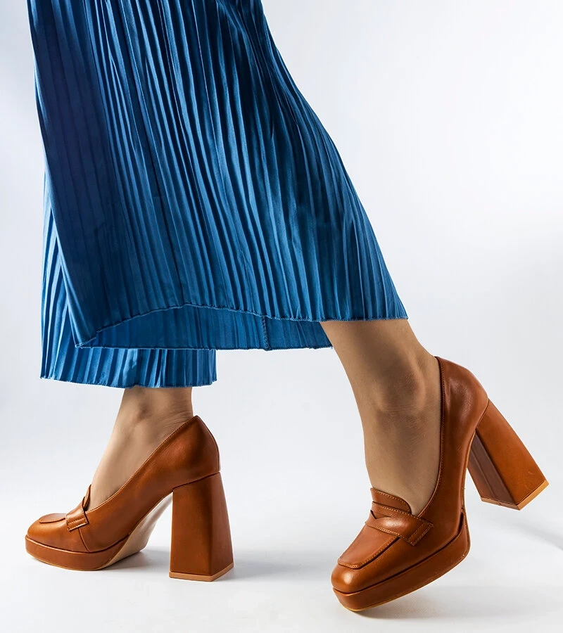 Brązowe czółenka na wysokim słupku Inès