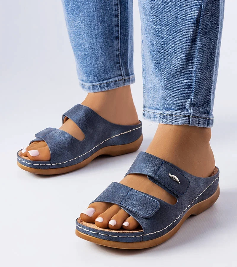 Niebieskie klapki na niskiej koturnie Fréchette