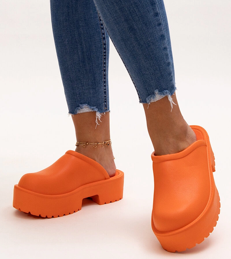 Pomarańczowe klapki na masywnej podeszwie Hussa