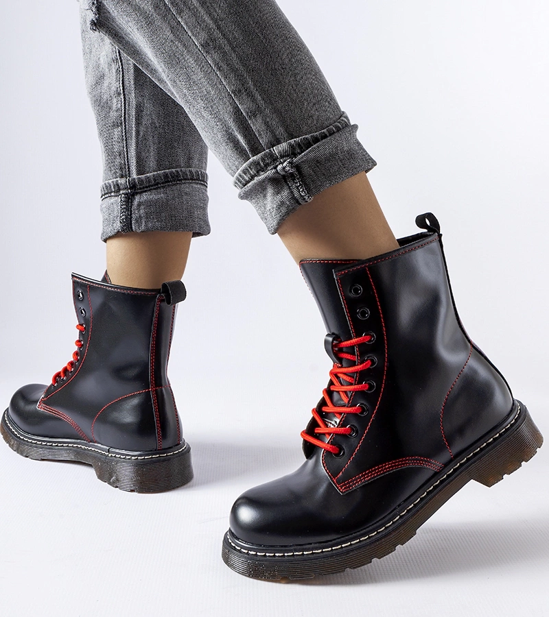 Czarne trapery zdobione czerwoną nitką Rocco