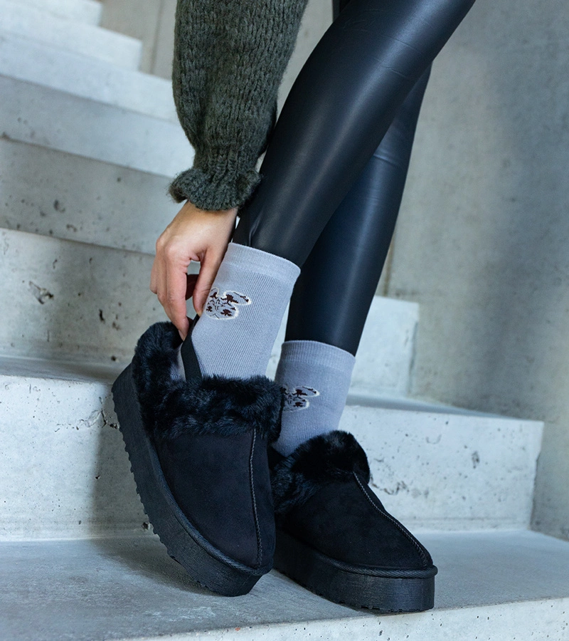 Czarne kapcie ozdobione futerkiem i z gumką przy pięcie Frank