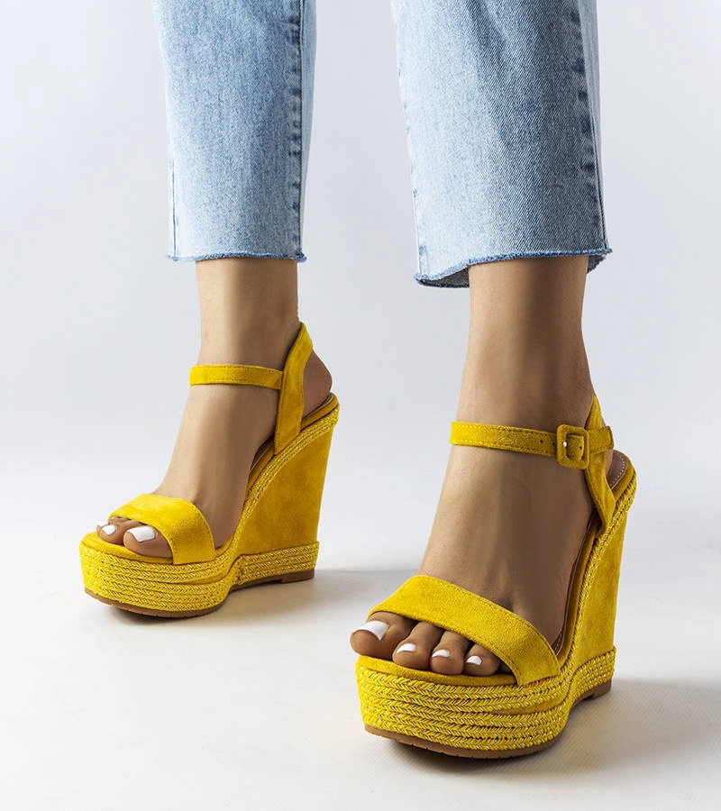 Żółte sandały na koturnie Inala