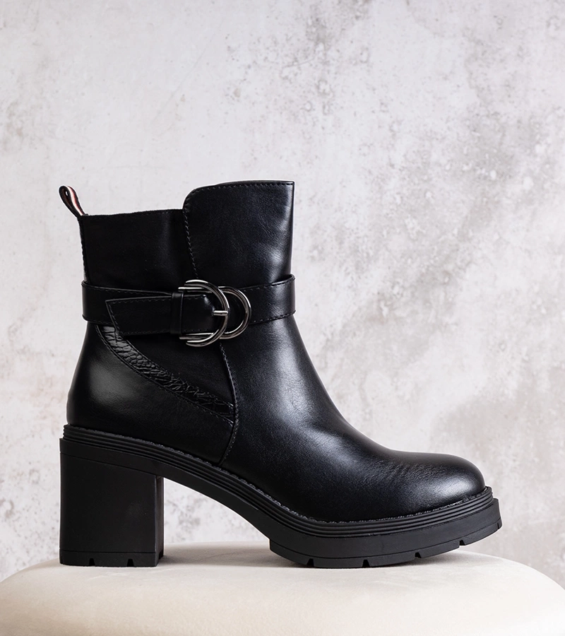 Czarne botki na słupku Mirka