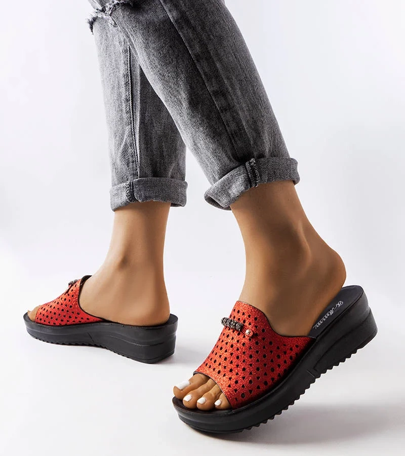 Czerwone błyszczące klapki na koturnie Liisa