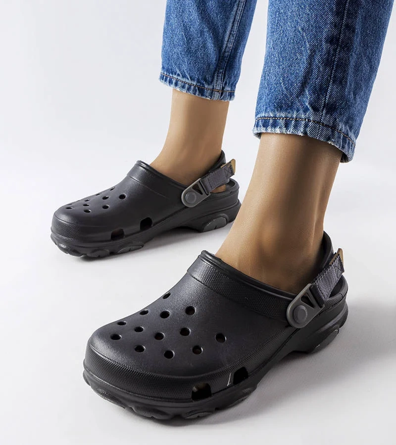 Czarne perforowane klapki Crocs