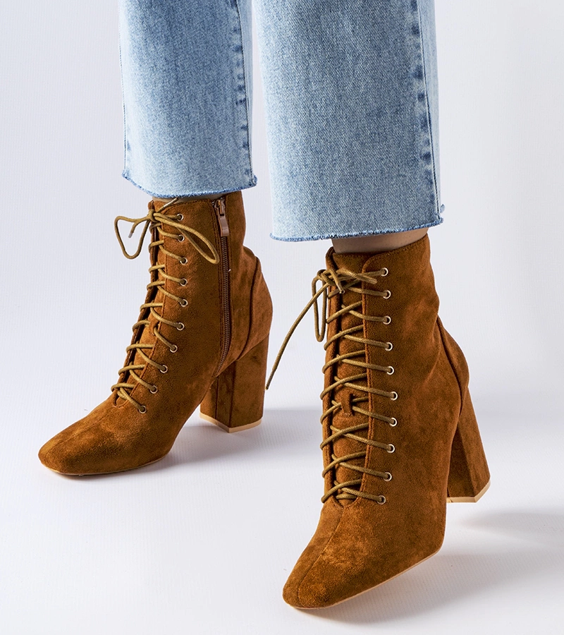 Brązowe sznurowane botki na słupku Drouins