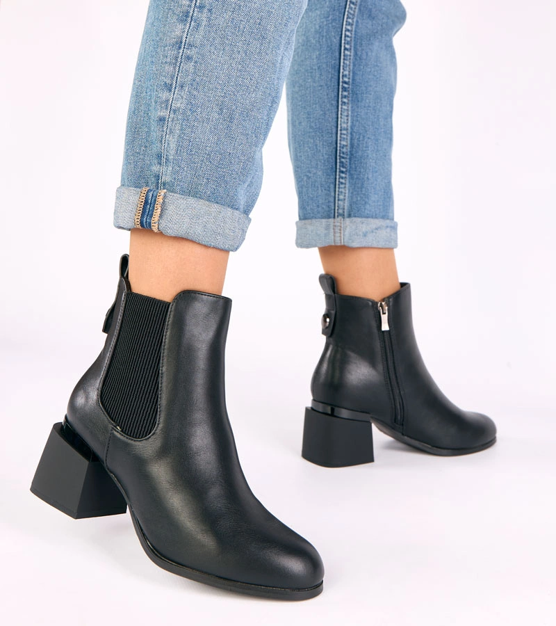 Czarne botki na słupku z elastyczną wstawką Taina