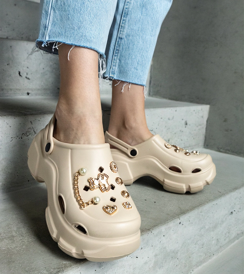 Beżowe zabudowane klapki na platformie z ozdobami Aria