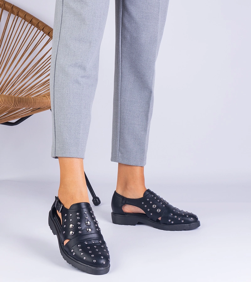 Czarne półbuty z wycięciami Eleana