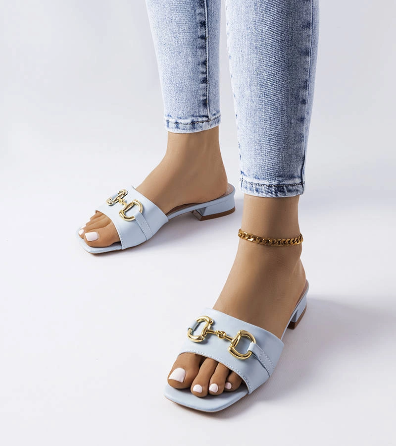 Niebieskie klapki z łańcuchem na obcasie Chabot