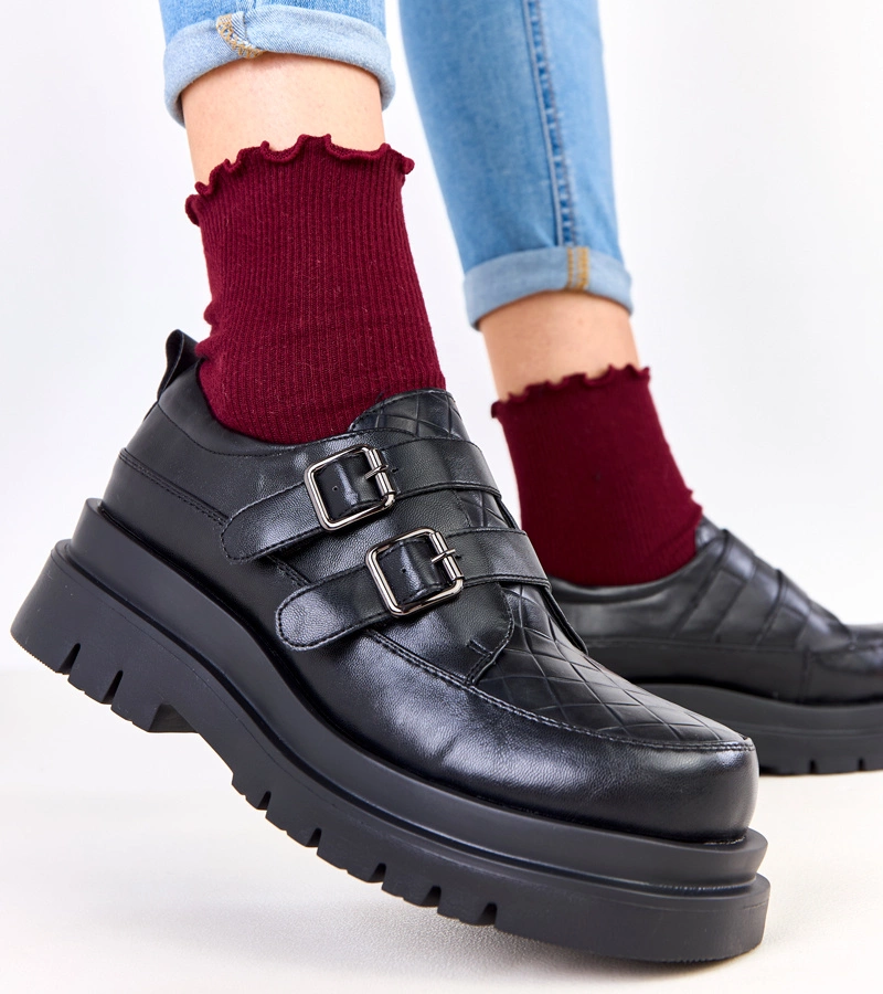 Czarne półbuty na masywnej podeszwie zdobione klamrami Juke