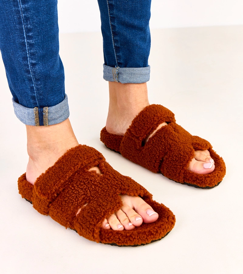 Brązowe futrzane kapcie z otwartym przodem Felissa