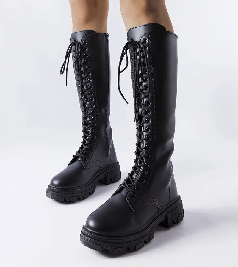 Czarne ocieplane kozaki z wiązaniem Lomme