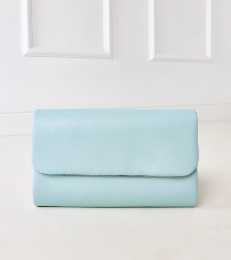 Niebieska torebka kopertowa Crock