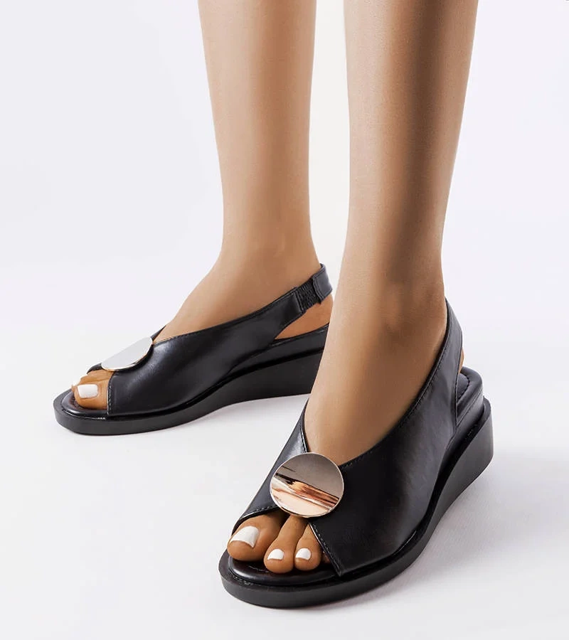 Czarne sandały na koturnie Vinceza