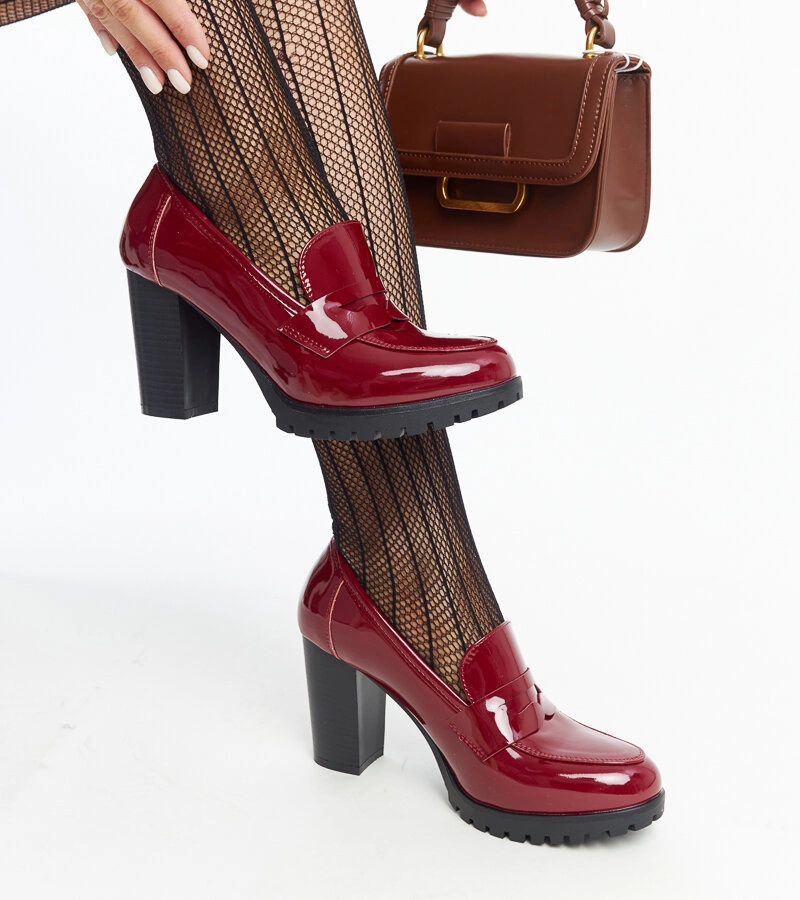 Czerwone lakierowane czółenka na słupku Licoletta