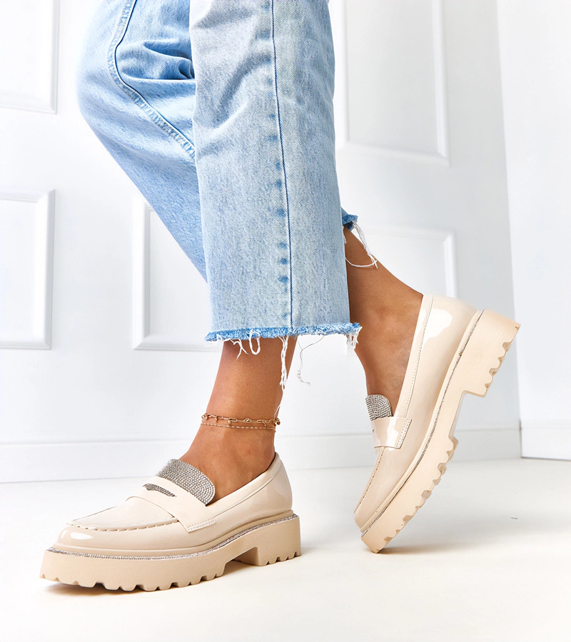 Beżowe mokasyny lakierowane zdobione cyrkoniami Laures