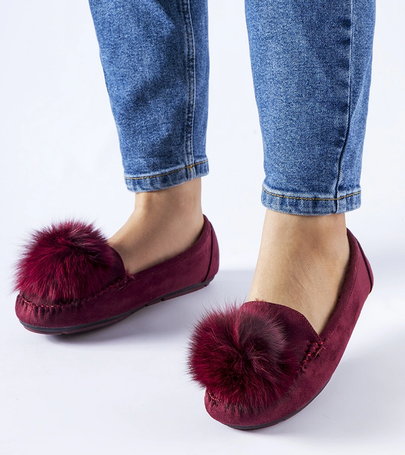 Bordowe ocieplane kapcie z pomponem Marchetti