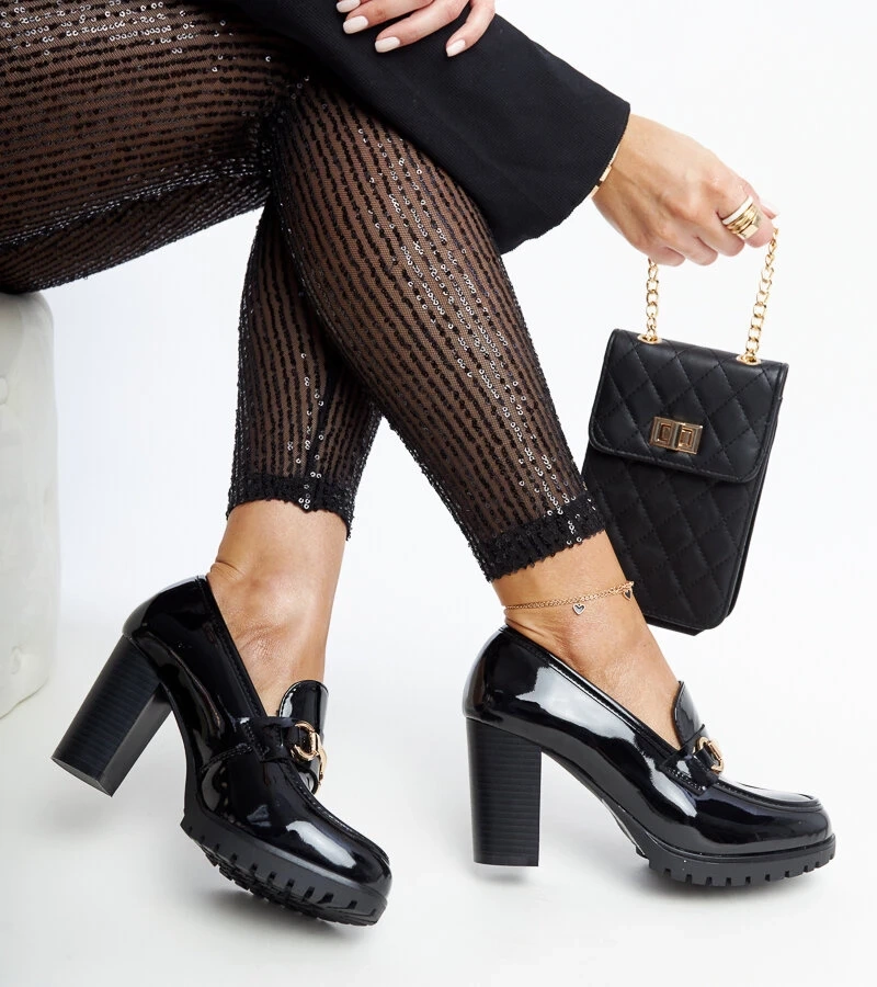 Czarne lakierowane czółenka na słupku Giacoma