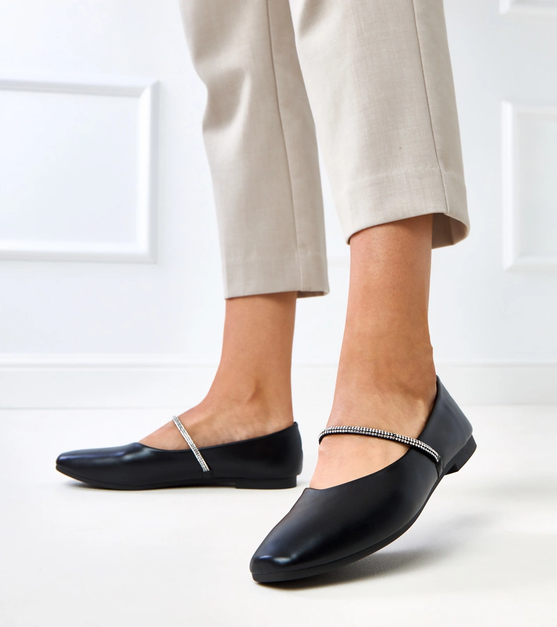 Czarne balerinki z ozdobnym paskiem Sikla