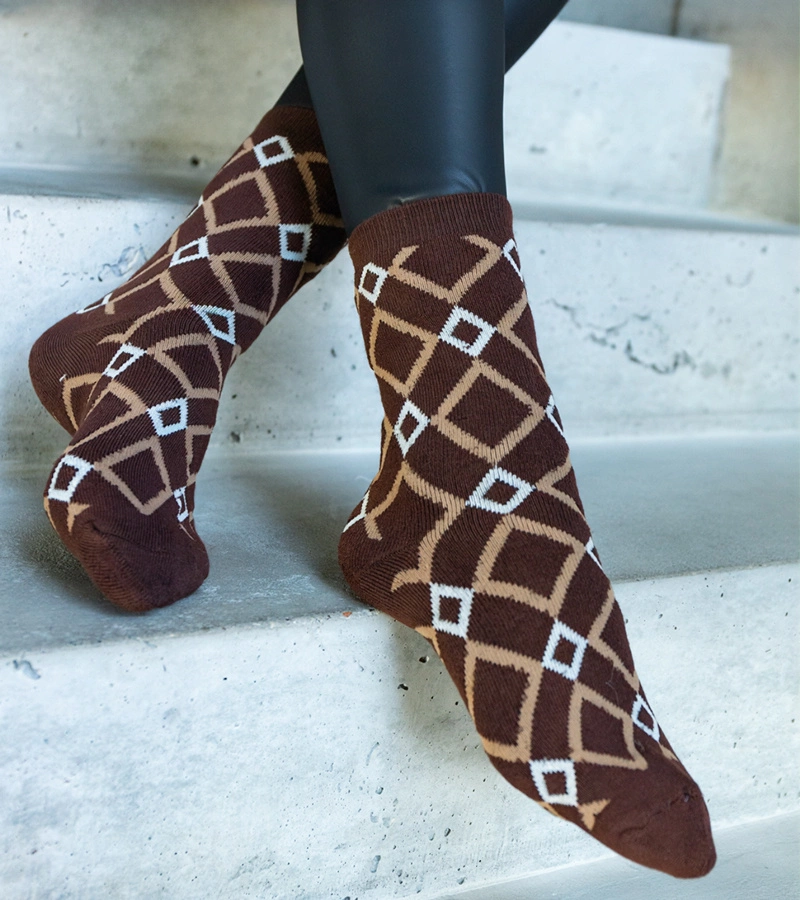 Brązowe ciepłe skarpetki geometryczne Sella