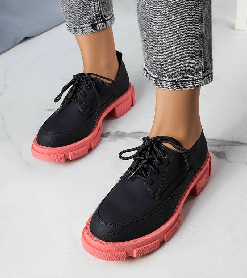 Czarne półbuty na masywnej podeszwie Kay