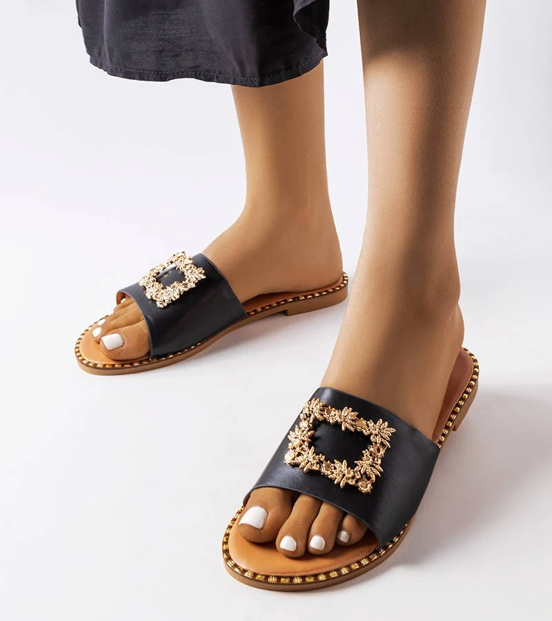 Czarne klapki z ozdobą Miriama