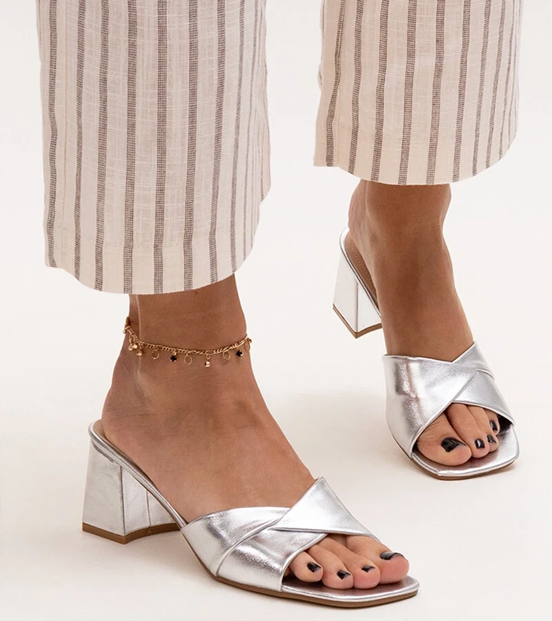 Srebrne klapki na słupku Fanan