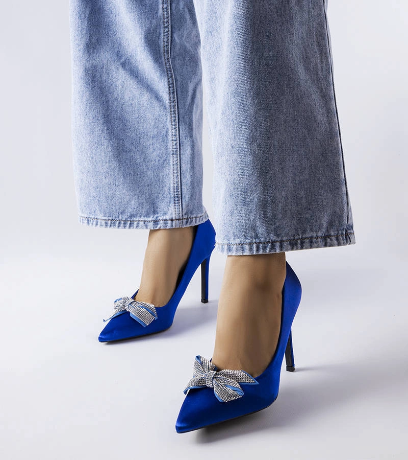 Niebieskie szpilki o satynowym wykończeniu z kokardą Mia