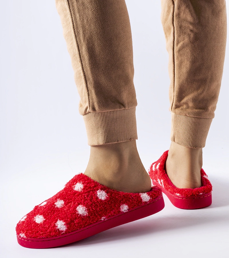 Czerwone ciepłe kapcie w białe kropki Laino