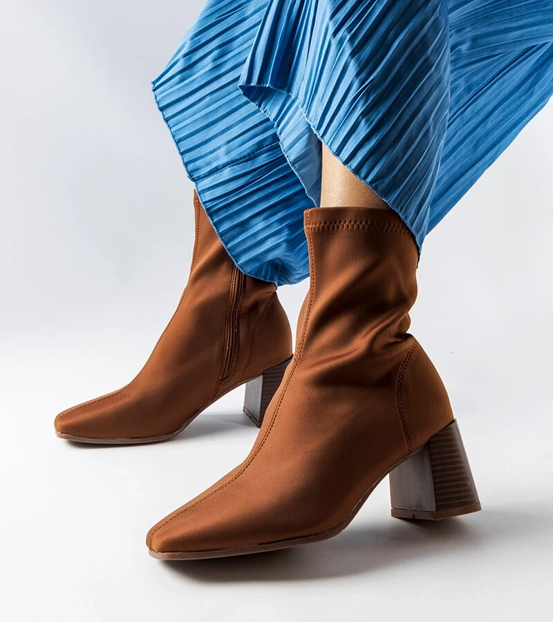 Brązowe satynowe botki na słupku Laforgen