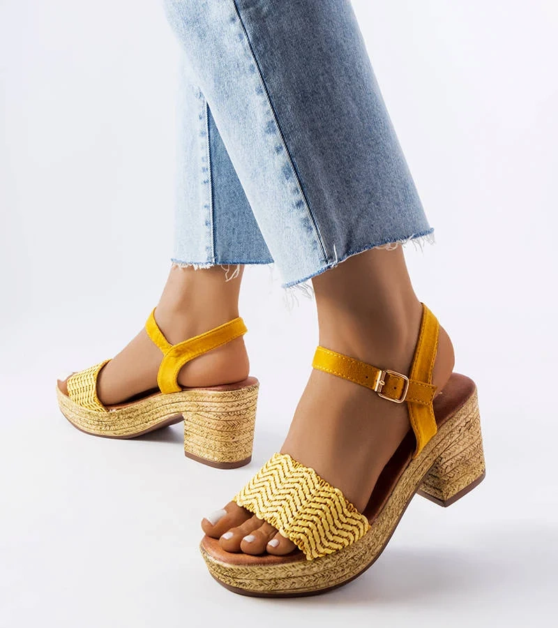 Żółte sandały na słupku Portland