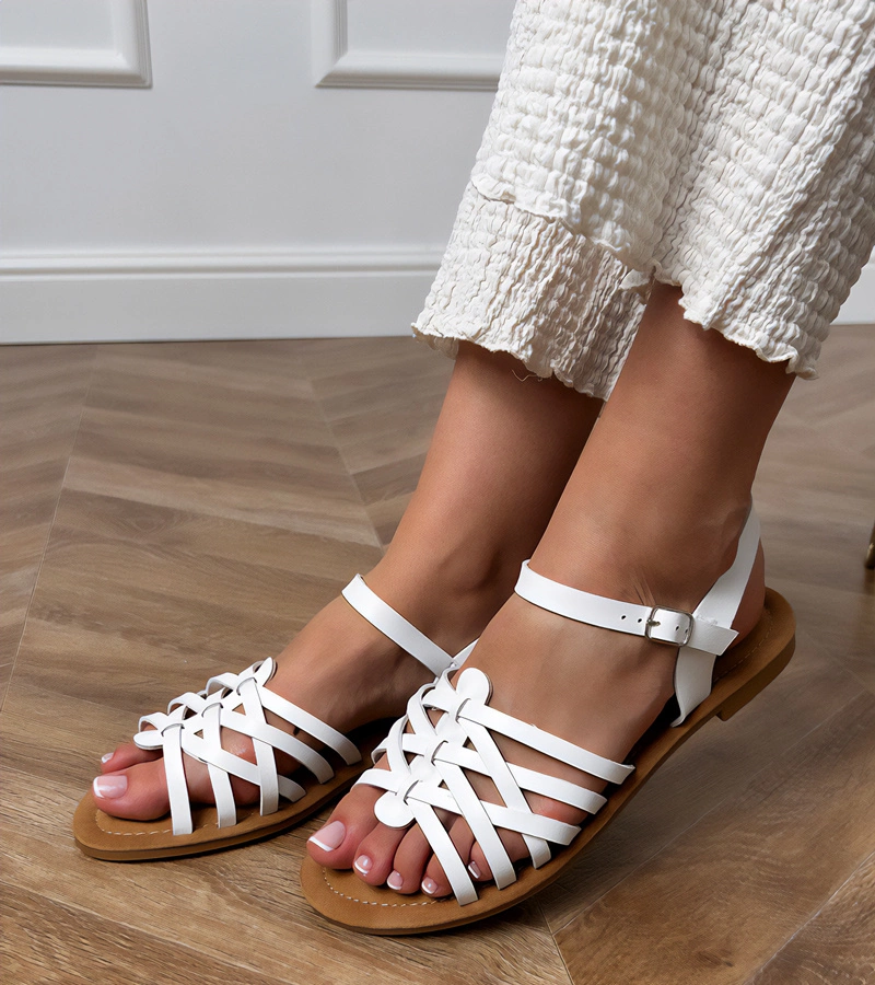 Białe sandały plecione na płaskiej podeszwie Selvira