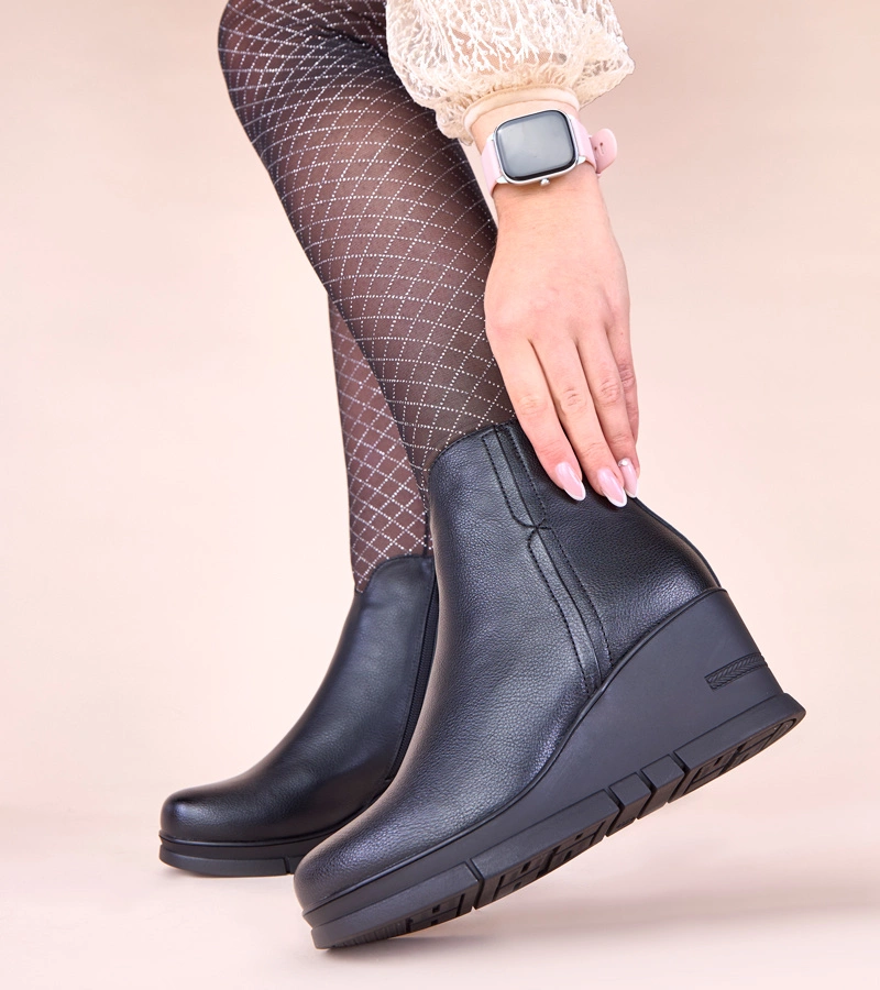 Czarne botki na koturnie Adala