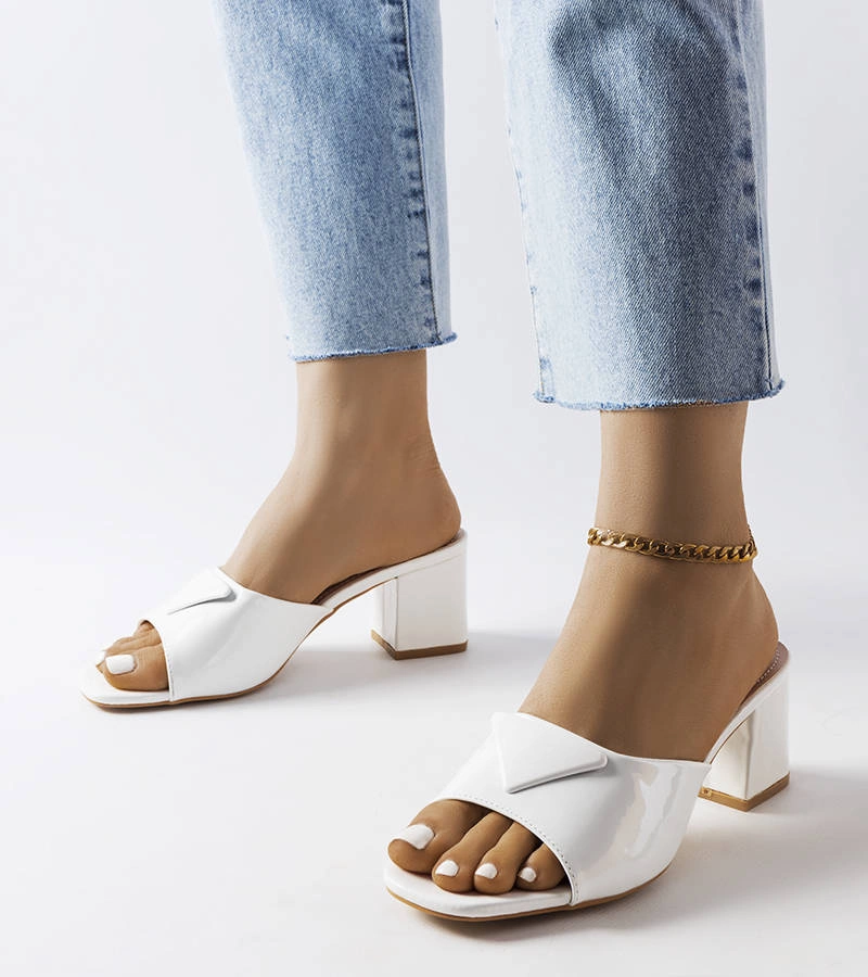 Białe lakierowane klapki na słupku Branch