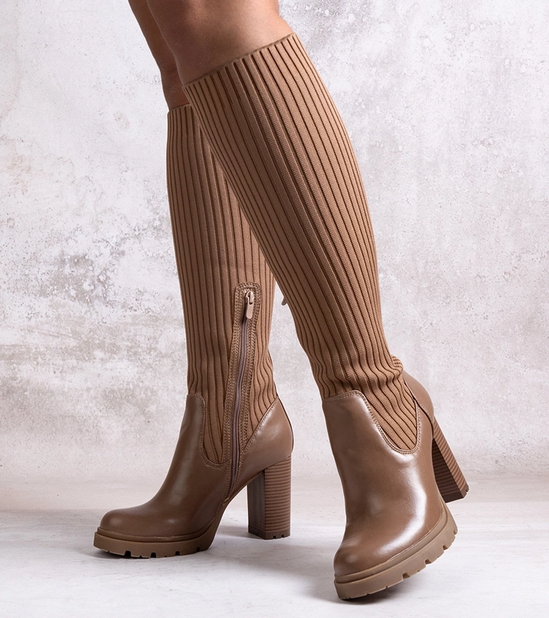 Brązowe kozaki na słupku Waji