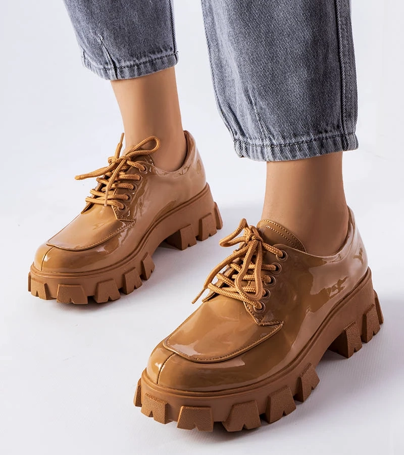 Brązowe lakierowane półbuty Beccadelli