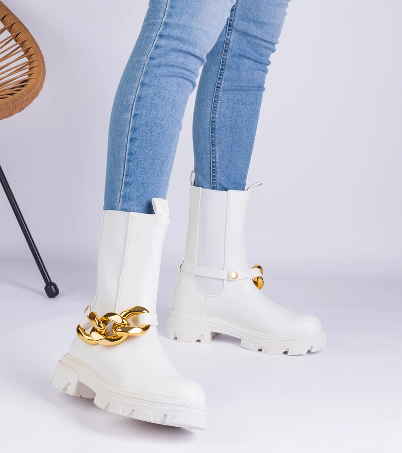 Białe botki za kostkę zdobione masywnym łańcuchem Florisenda