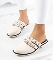 Beżowe  klapki zdobione ćwiekami Asselt