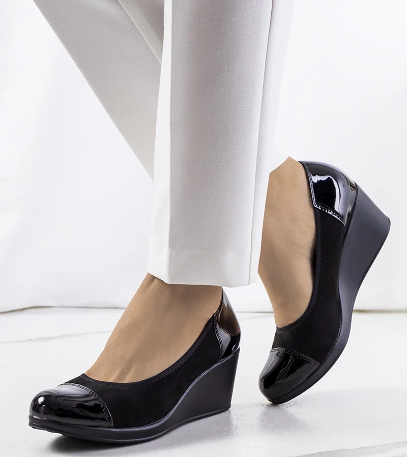 Czarne czółenka na koturnie Janeiro