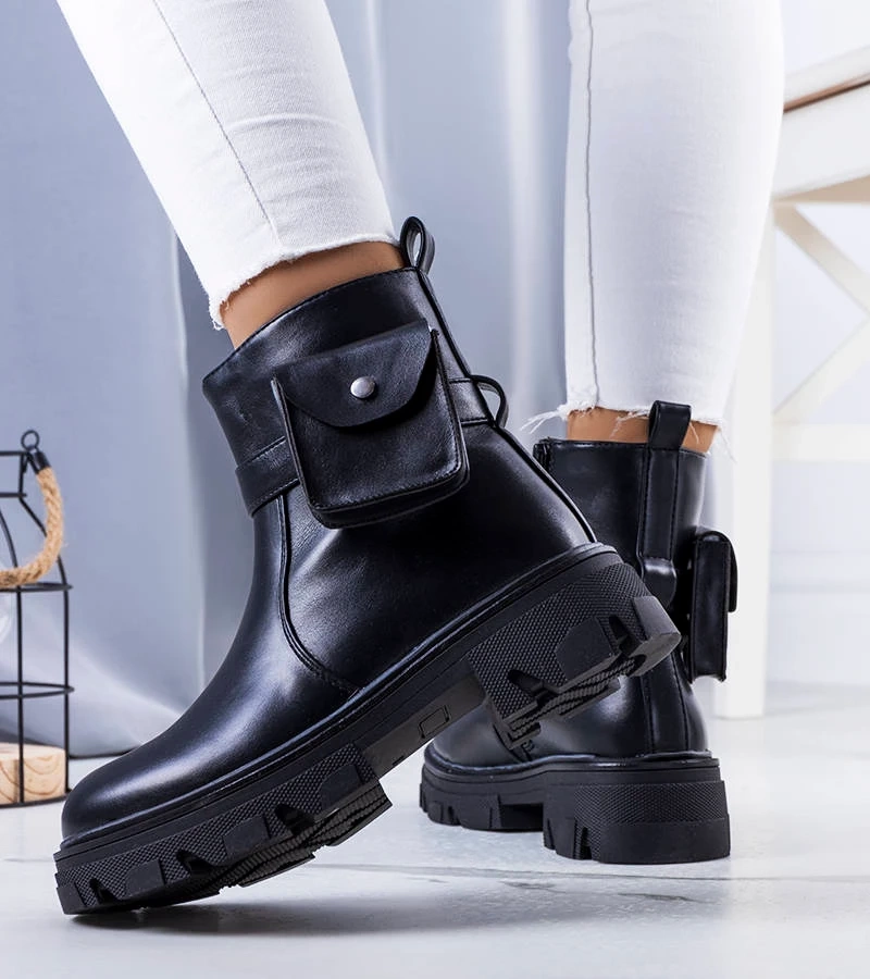 Czarne botki z saszetką Lilliana