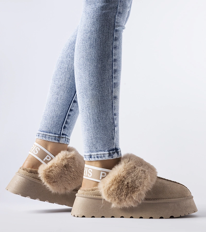 Beżowe ocieplane kapcie z gumką i futrem Sangro