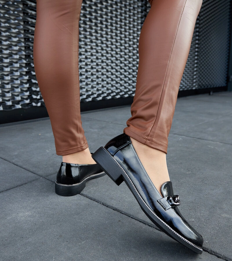 Czarne lakierowane mokasyny z klamerką Calabria