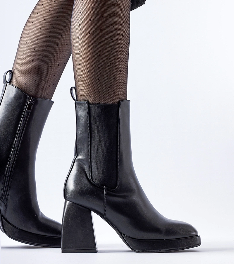 Czarne ocieplane botki na masywnym słupku Adamo